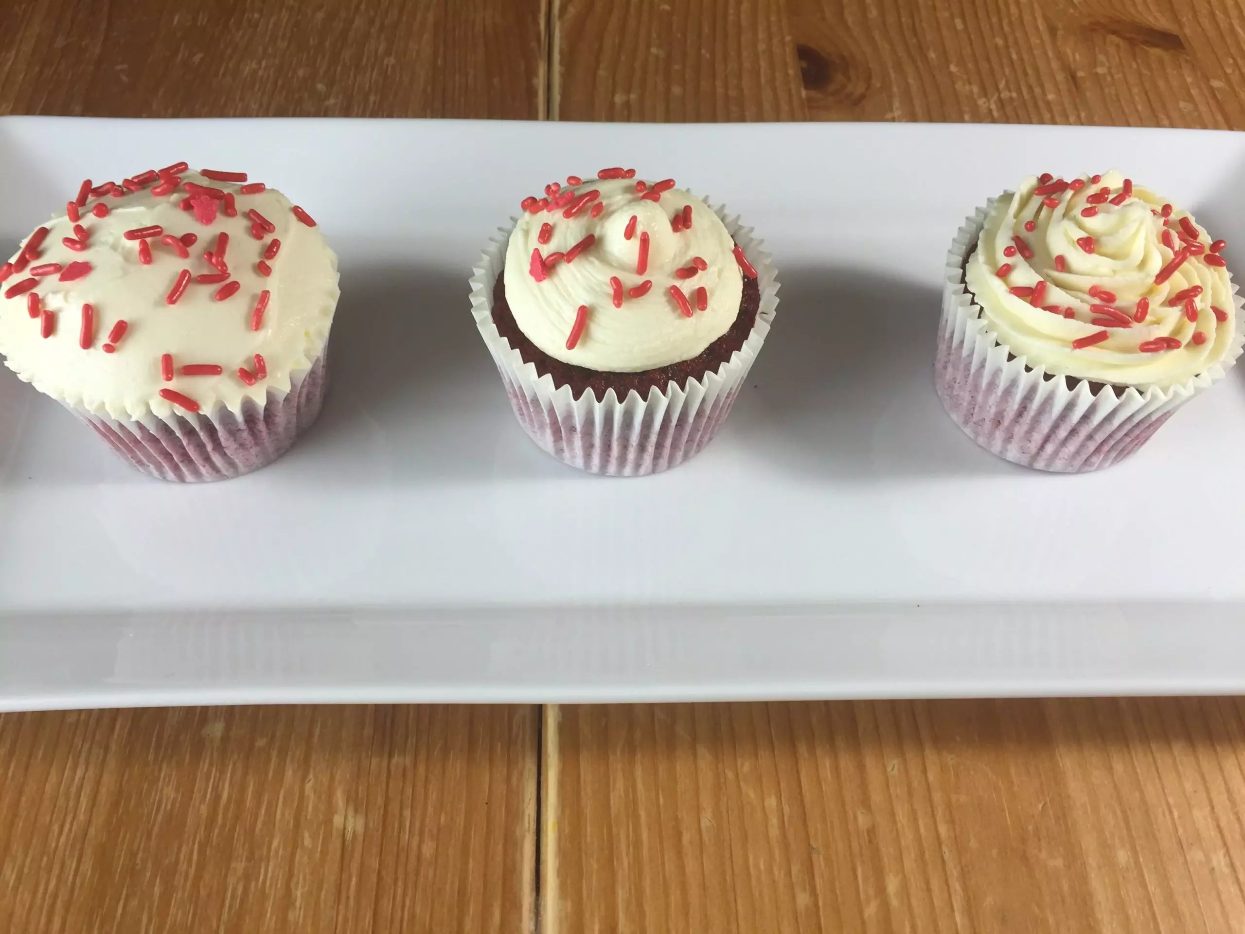 How to decorate red velvet cupcakes with cream cheese frosting